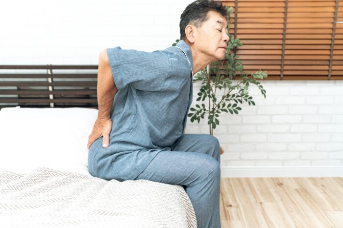 ぎっくり腰の男性