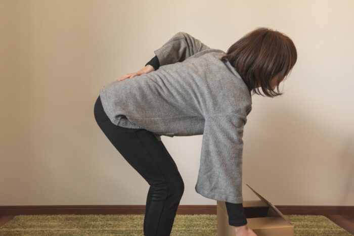 ぎっくり腰の女性