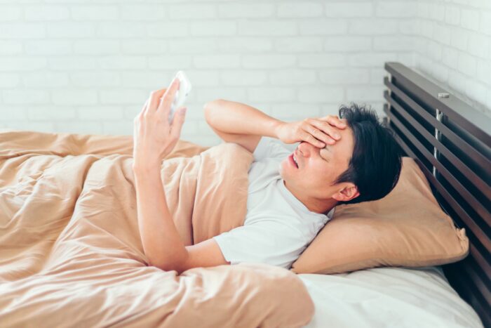 自律神経の乱れで寝不足の男性