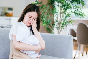 育児によるストレスを抱えている女性