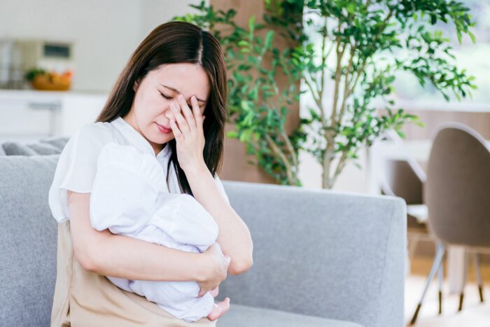 育児によるストレスを抱えている女性