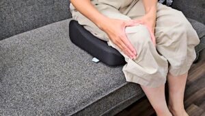 膝痛の女性