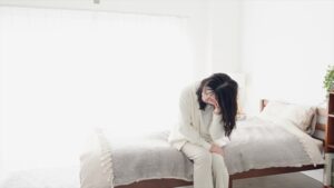 自律神経の乱れによる体調不良の女性