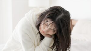 自律神経の乱れによる体調不良の女性