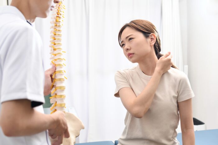 肩こりを訴える女性